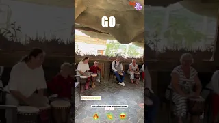 Нюша с семьей играет на джембе (InstaStories, 02.02.22)