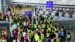 Авиарейсы отменены, пассажиры не могут вылететь из-за забастовки сотрудников авиакомпаний Германии