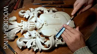 The coat of arms family .Wood carving.Фамильный герб