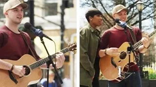 Der Musiker beginnt zu singen und keiner hört zu. Doch als SIE auftaucht, rasten alle aus!