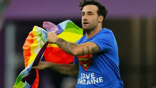 Katar: Mann mit Regenbogenflagge stürmt bei WM auf den Platz | AFP