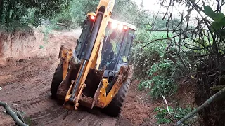 Retroescavadeira tapando buraco e arrumando estrada ( Backhoe plugging hole and tidying road)