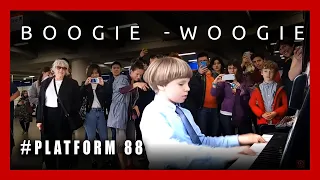 Boogie-Woogie at the  London Underground Station. Plays Olivier (9 years old) #platform88