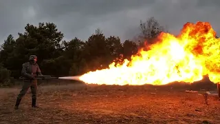 Работа немецкого огнемета Flammenwerfer FmW 41 времен Второй мировой войны (замедленная съемка)