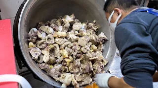 ox bone soup making (seolleongtang) - korean street food