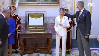 La princesa Leonor recibe las medallas del Congreso y del Senado y este detalle del rey no ha pas...