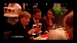 Официант вылил пиво на Меркель!