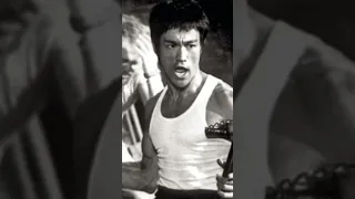 Starb Bruce Lee, weil er zu viel Flüssigkeit zu sich genommen hat? #shorts