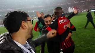 شاهد الأجواء الهستيرية لحظة صافرة الحكم، مصري يحتفل وسط لاعبي اتحاد العاصمة من أرضية ملعب 5 جويليلة