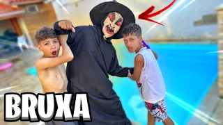 JOGAMOS A BRUXA MALVADA NA PISCINA E ISSO ACONTECEU!😱