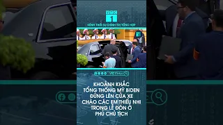 Tổng thống Biden đứng lên cửa xe chào các em thiếu nhi trong lễ đón ở Phủ Chủ tịch | VTC1