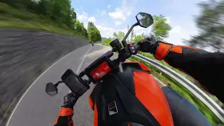 KTM 1390 Superduke R & Triumph Speed Triple 1050