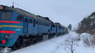 Тепловоз 2М62У-0223 с грузовым поездом