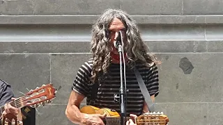 SOBRE VIVIENDO - CHILENOS CANTAN EN VIVO EN LA CALLE