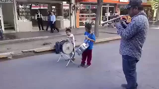 niños músicos son sorprendidos por Edwin luna y la trakalosa de Monterrey en la calle