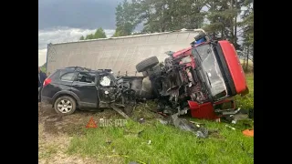 Отец и дочь попали в смертельное ДТП с фурой под Ярославлем