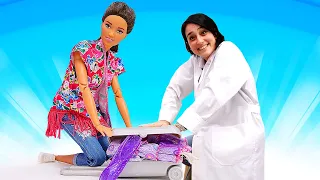 La dottoressa Ahia prescrive una vacanza a Barbie! Giochi del dottore per bambini in italiano