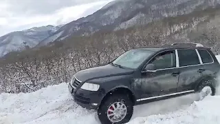 Touareg V8 climbing on very dangerous snow hill