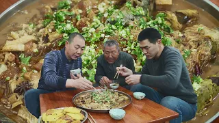 【食味阿远】大冷天阿远做铁锅炖鱼，清江、嘎鱼乱炖一锅，贴上饼子吃着地道 | Iron Pot Fish Stew | Shi Wei A Yuan