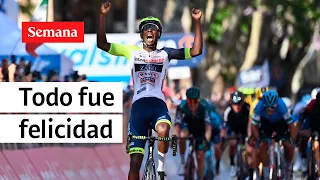 Biniam Girmay celebra con su equipo la victoria en la etapa 10 | Giro de Italia 2022