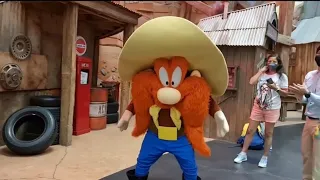 Dynamite Gulch Warner Bros World Abu Dhabi Fast & Furry-ous, Jetsons Cosmic Orbiter, Yosemite Sam