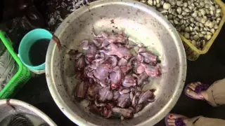 Вьетнам, разделка живых лягушек. (Vietnam, cutting frogs.)