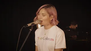 Nina Nesbitt Performs 'Cry Me A River'