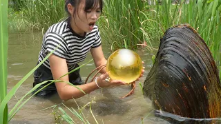 The girl explores the water and accidentally picks up a giant clam, with sweet and tempting pearls