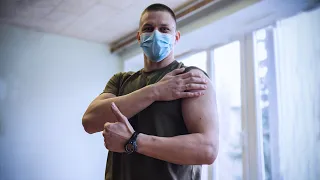 У Києві розпочалася вакцинація військових медиків від COVID-19
