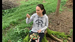 She cooks in the forest. Part  3: LECCINUM CARPINI /ASMR