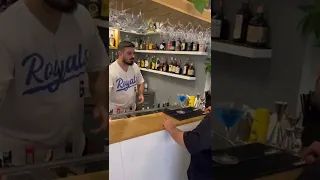 Quando vuoi un cocktail più carico ma il barman fraintende…  #rafelopazz #barman #tiktok #napoli