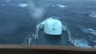Сквозь шторм глазами моряков. Зрелищное видео!