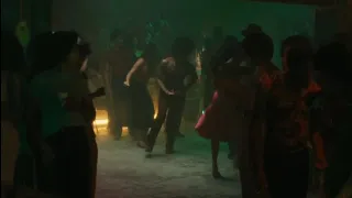 você e seu amigo entram num baile na quebrada camaronesa da harlem dos anos 70 e tá tocando essa