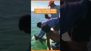 Pescador tenta agarrar tubarão, é mordido e perde parte do dedo #shorts