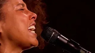 Alicia Keys voice crack during a performance!😳😭