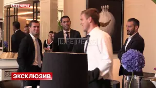 Кокорин встретил звезд мирового футбола в костюме за 250 тысяч рублей