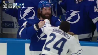 Wayne Simmonds drops the gloves with Pat Maroon