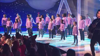 Andy Grammer at the ARDYs singing "Don't Give Up On Me" with kids' choir