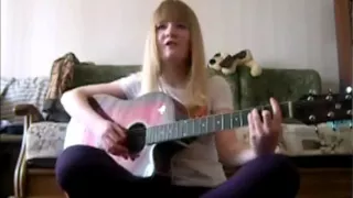 Девушка очень красиво играет на гитаре и поет песню  The girl is very beautiful plays guitar and sin