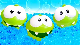 El juguete Om Nom y sus amigos. Una piscina de espuma. Videos de juegos para niños pequeños