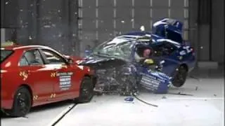 Toyota Camry vs Toyota Yaris - Crash test - IIHS.flv