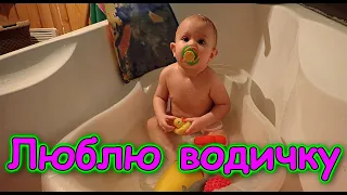 Максимка играет в игрушки, когда купается в ванной. (01.22г.) Семья Бровченко.