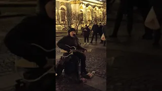 Уличный музыкант в Санкт-Петербурге исполняет песню "Всё идет по плану" группы "Гражданская оборона"