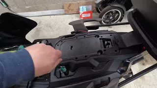 Elektrik und Batterie freilegen am Kymco CV3