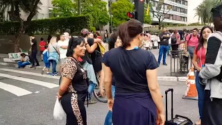 Leandro Silva em avenida Paulista Cantando aleluia com a senhora (Cover)