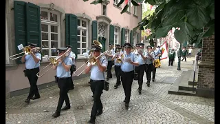 Aufmarsch in der Zollfeste Zons: 125 Jahre Schützenfest.