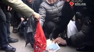 26.02.14 - Активисты сожгли флаг УПА и против сноса памятника в Харькове