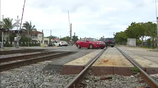 Confusing railway crossing in Fort Lauderdale has drivers turning onto tracks