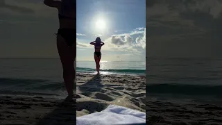 Adaptando rutinas en la playa 🏖️  7:30 de la mañana y disfrutando de la escritura frente al mar.