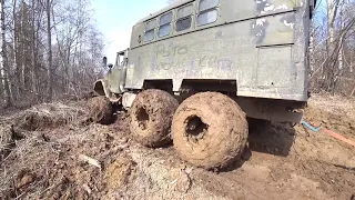 Много грязи ЗИЛ на арочной с УАЗом в Экспедиции по бездорожью, за металлом